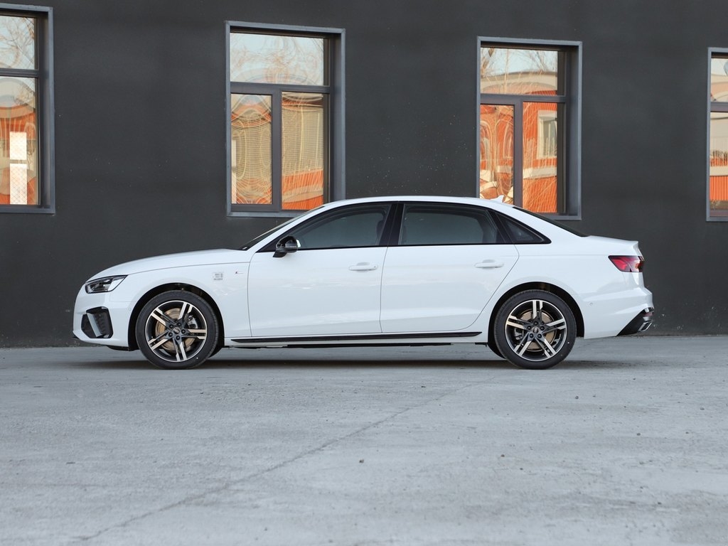 奥迪A4L跌至25.28万，那些“缺芯”加价提车的人后悔了吗？