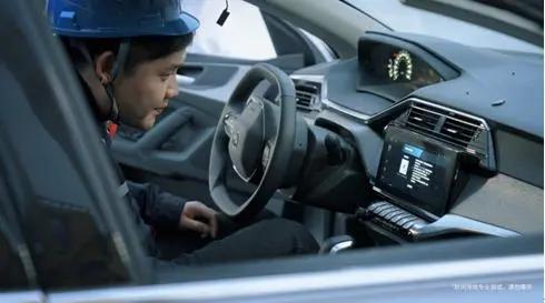 巨型弹弓撕扯仍正常驾驶不愧是家轿卷王