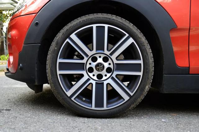 女性开宝马mini给人什么感觉,年轻人第一台车建议选宝马mini吗