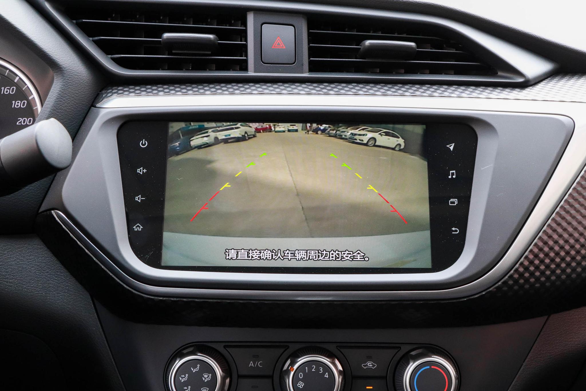 想买省油耐用的轿车，不妨看看蓝鸟，变速箱平顺、后备厢空间大