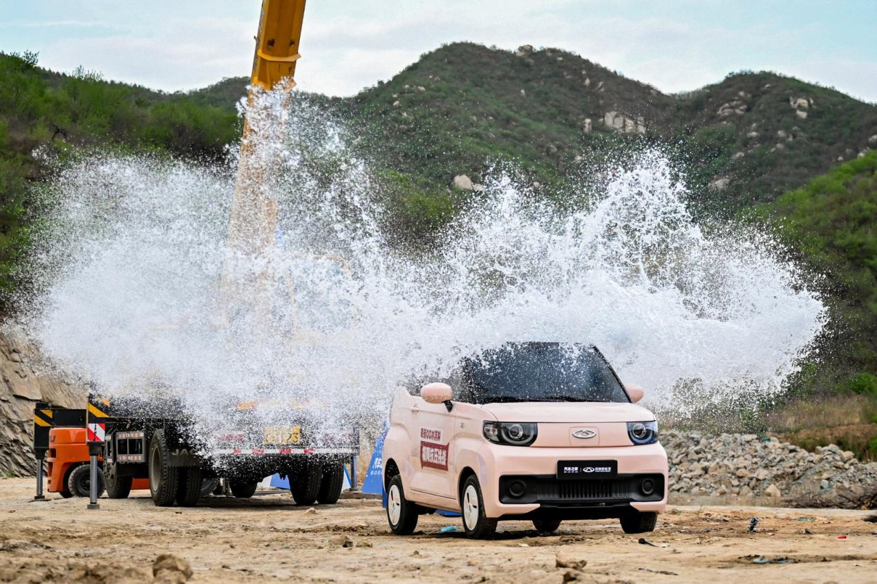 奇瑞qq冰淇淋安全测试视频,奇瑞qq冰淇淋上高速安全测试