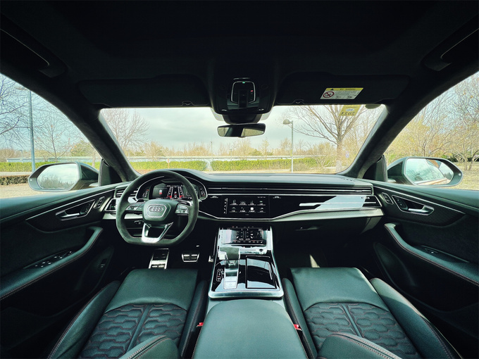 《豪华180》评奥迪RSQ8足够豪华的性能车啥样？