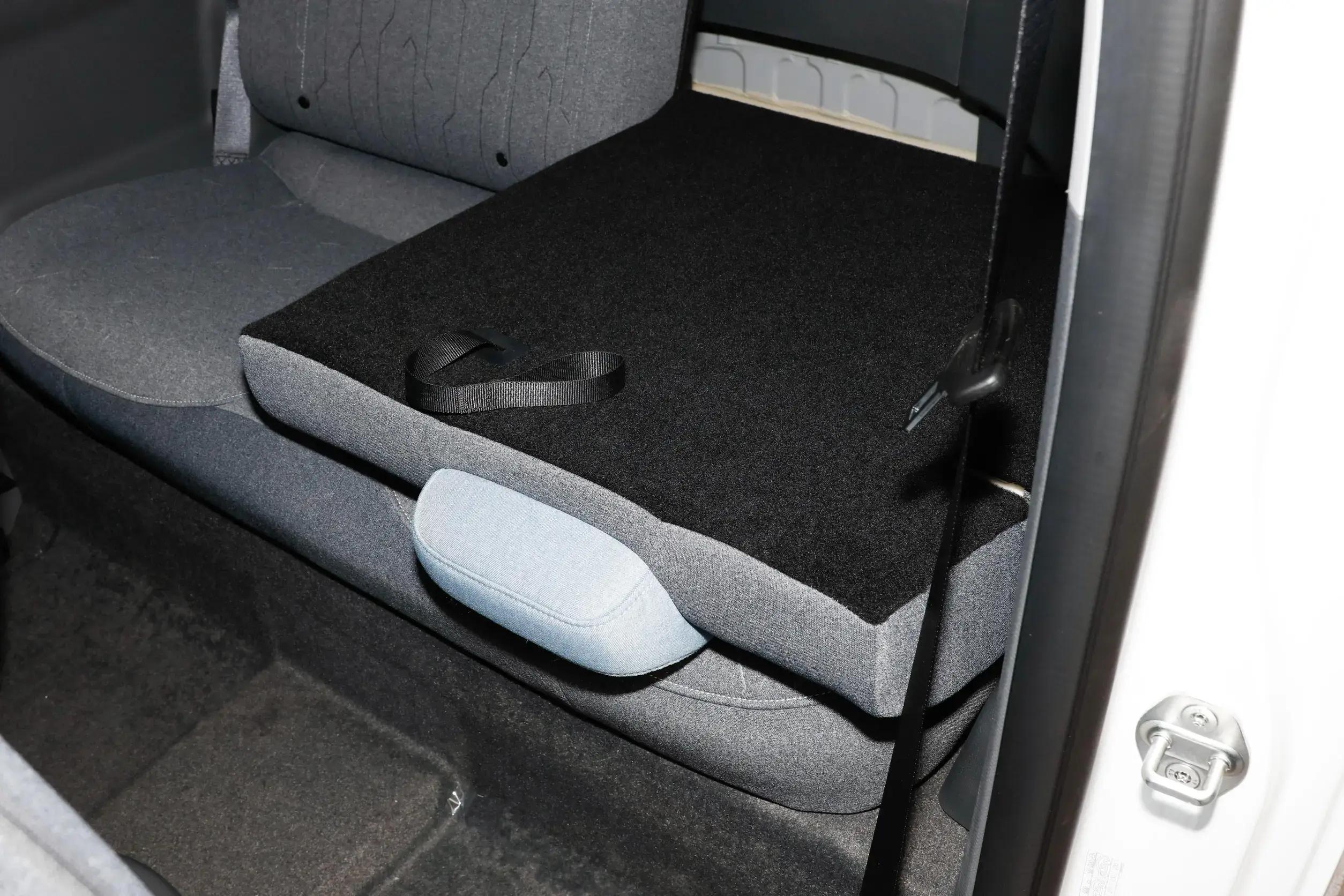 吉利熊猫和五菱宏光mini哪个大,吉利熊猫mini电动车价格