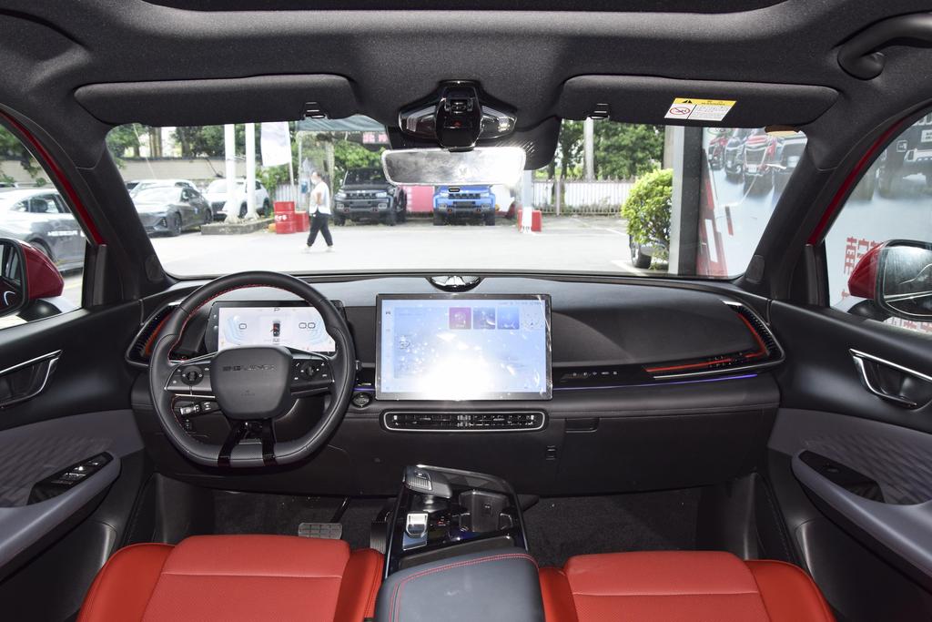 搭载1.5T发动机，配流媒体外后视镜，北京魔方