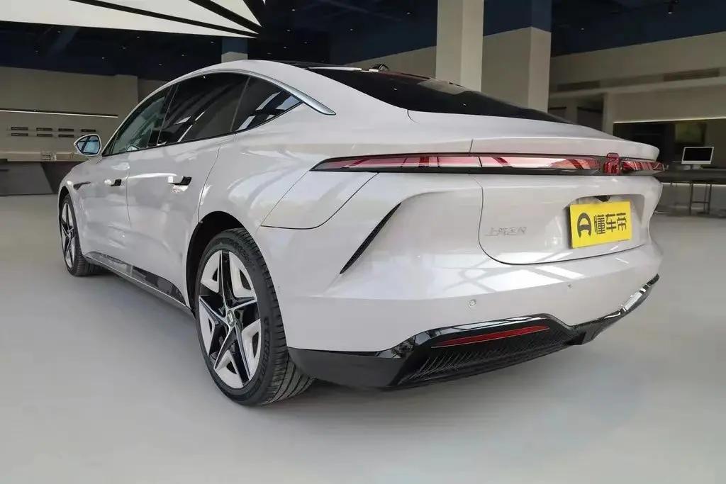 飞凡f7800v快充,飞凡F7充电速度