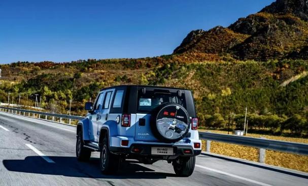 北京越野车bj40黑武士实地越野,北京bj40新款2024款保值吗