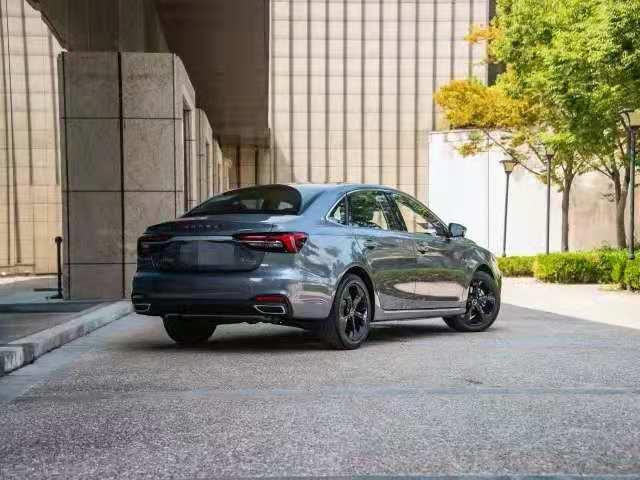 天幕+大空间+14.3英寸屏，荣威i6MAX称得上A+级轿车杠把子