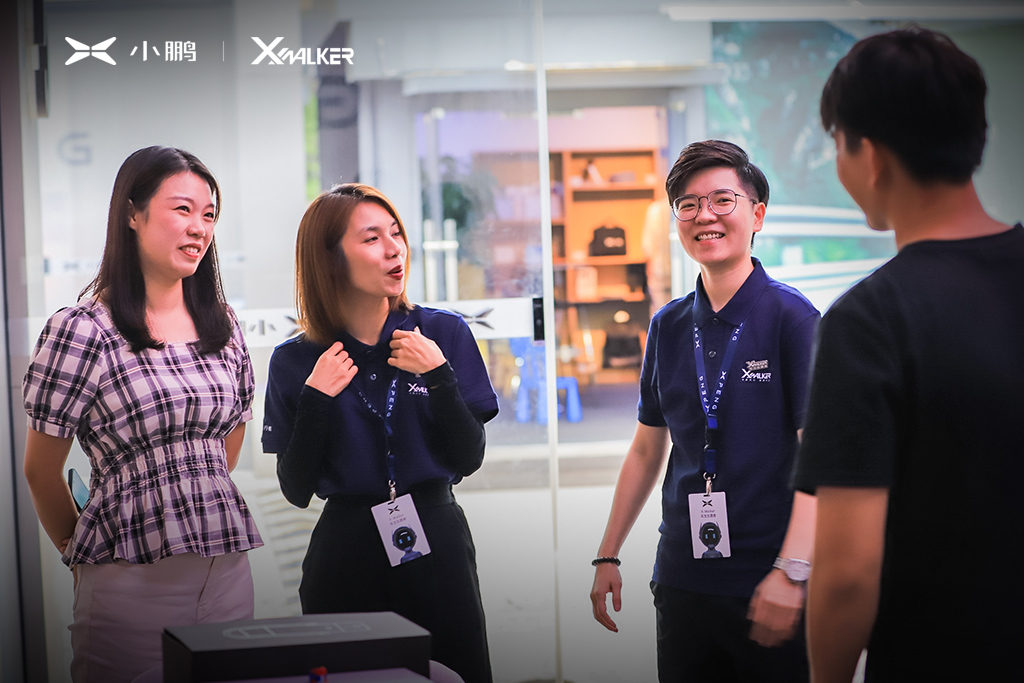 小鹏p7大规模交付正式启动,小鹏p7提车小姐姐