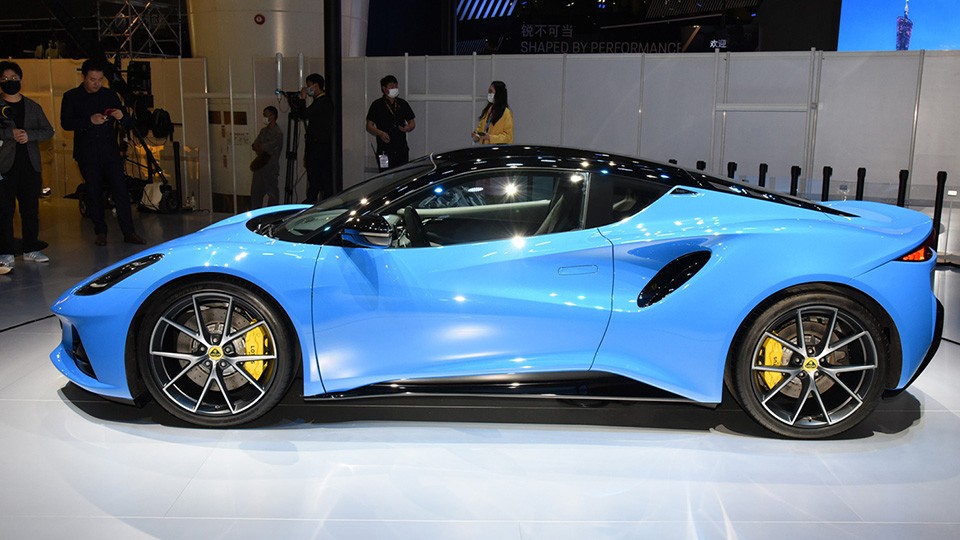 买跑车必须选装吗,买718跑车时能加装尾翼吗