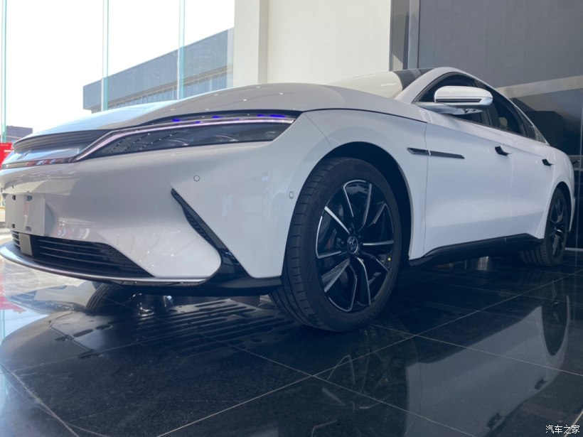 比亚迪汉白是珍珠白,比亚迪汉冰川蓝和白色