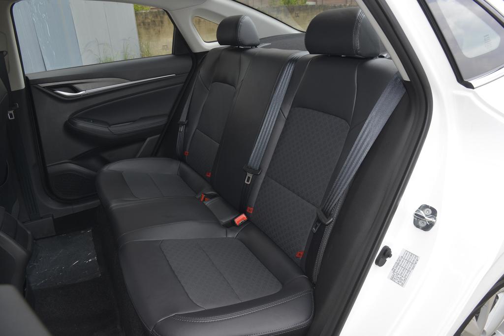 长安逸动怎么换装前保险杠,逸动的前保险杠区域