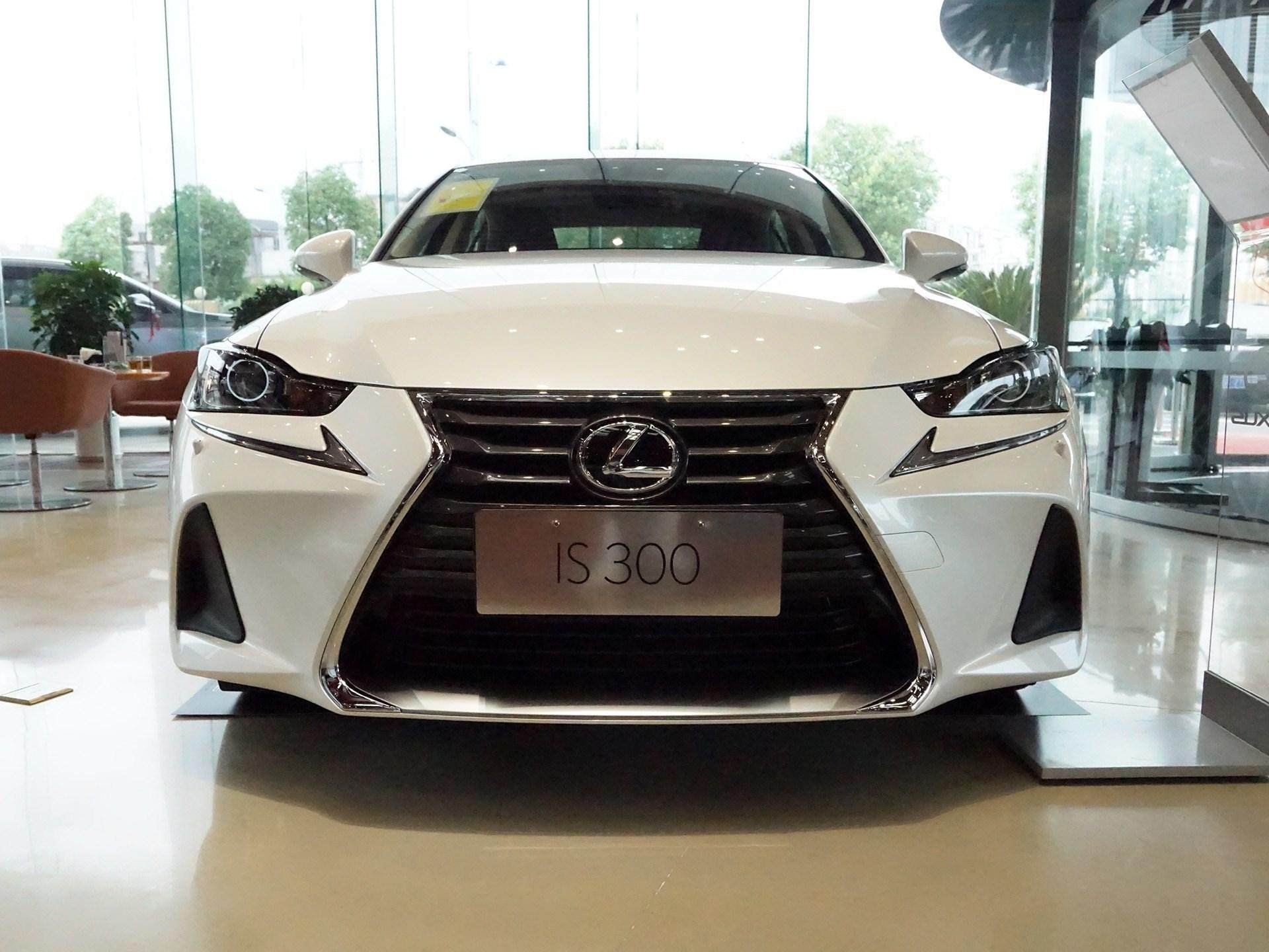 当年新车卖不动，如今大家抢着要的进口豪车，实拍雷克萨斯IS