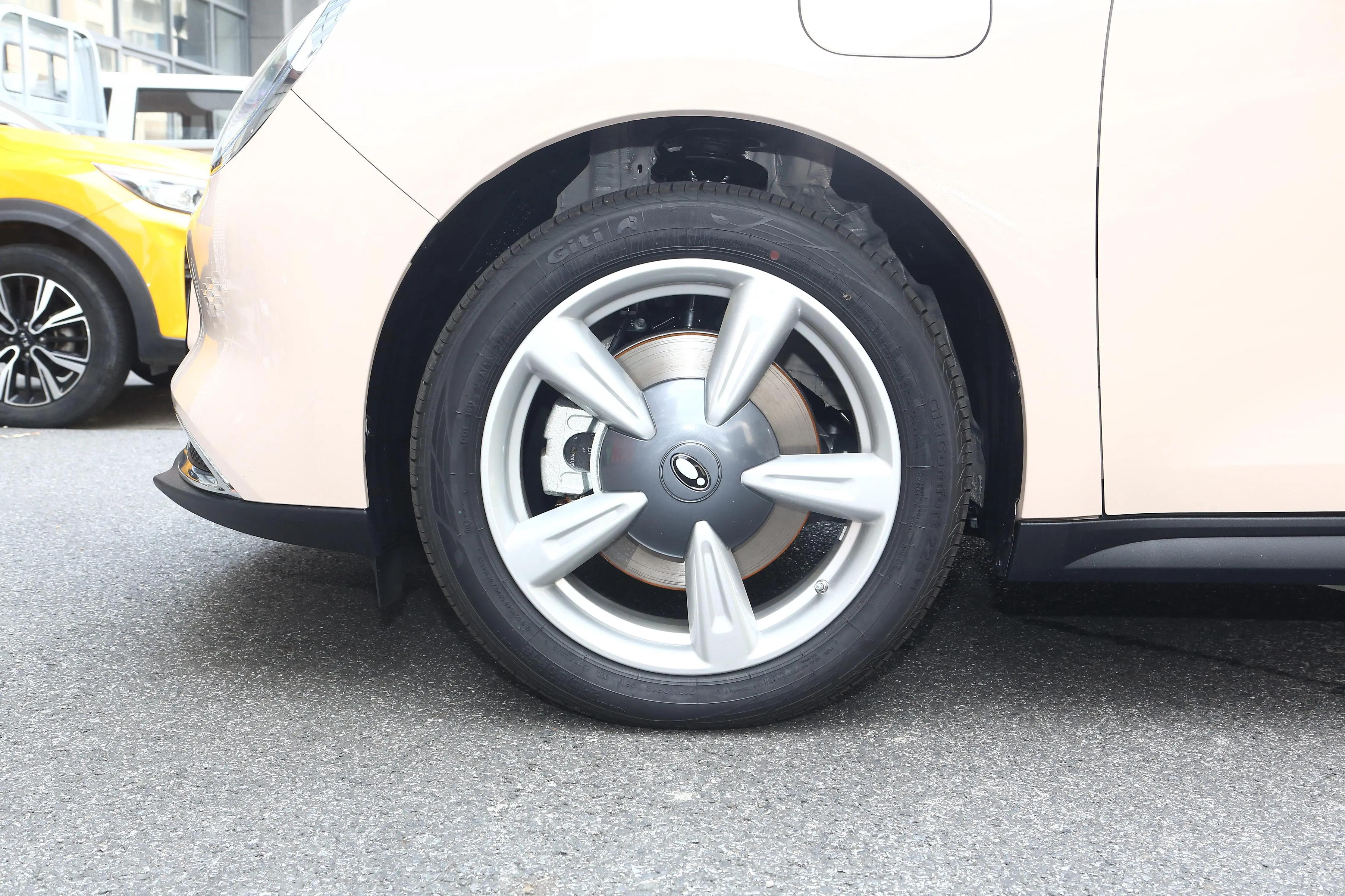 适合小姐姐日常代步高颜值车 (一款非常适合小姐姐的专属座驾)