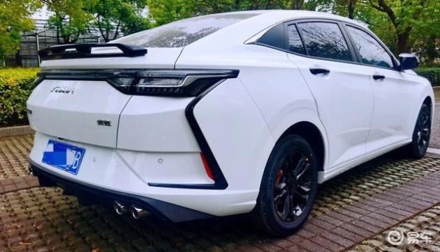 终于在路上碰到自己喜欢的车了,终于买了一台自己喜欢的新车