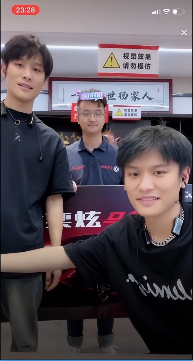 疯狂小杨哥代言传世,疯狂小杨哥代言奕炫max