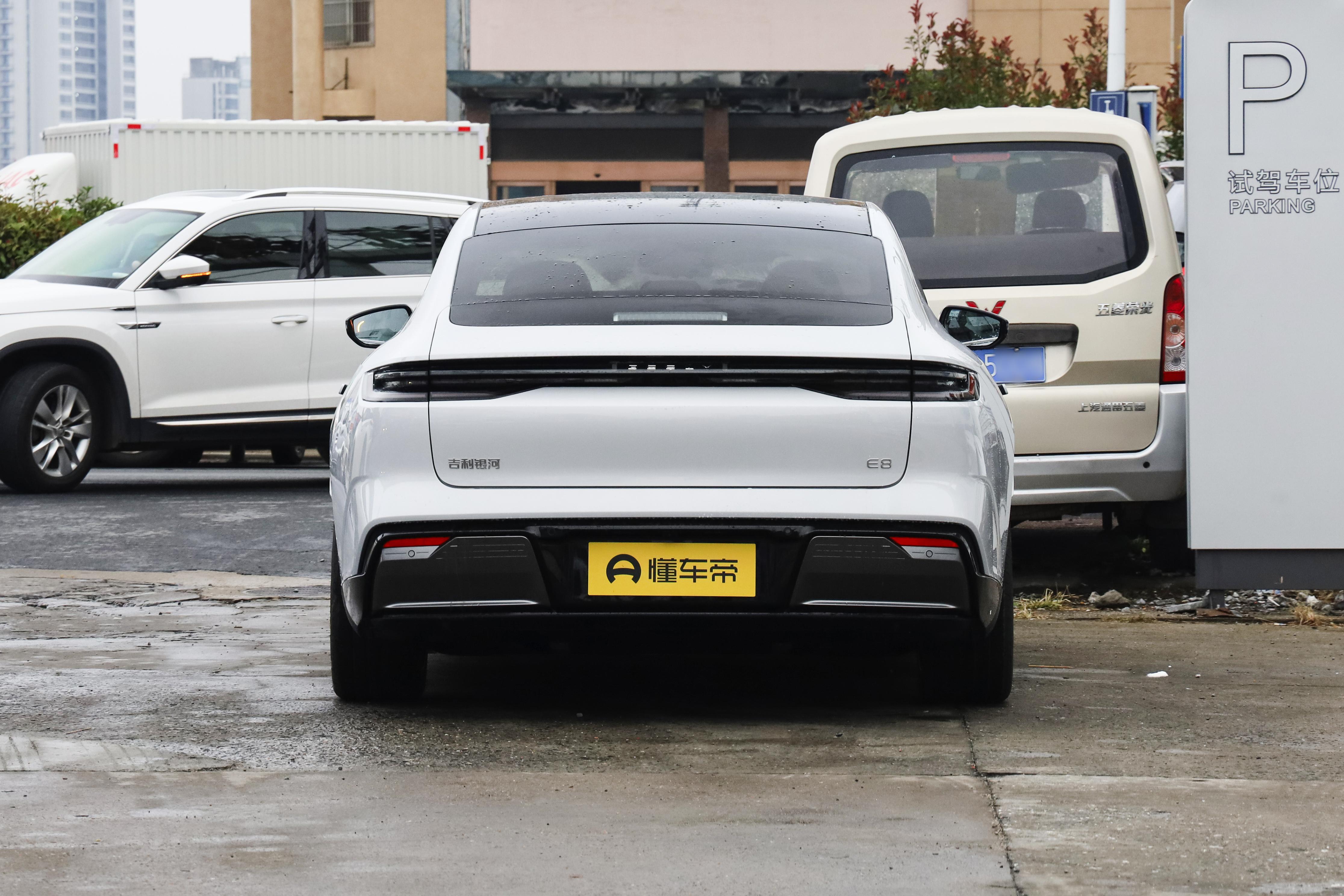 23款银河e8落地,吉利银河e8哪款最值得购买