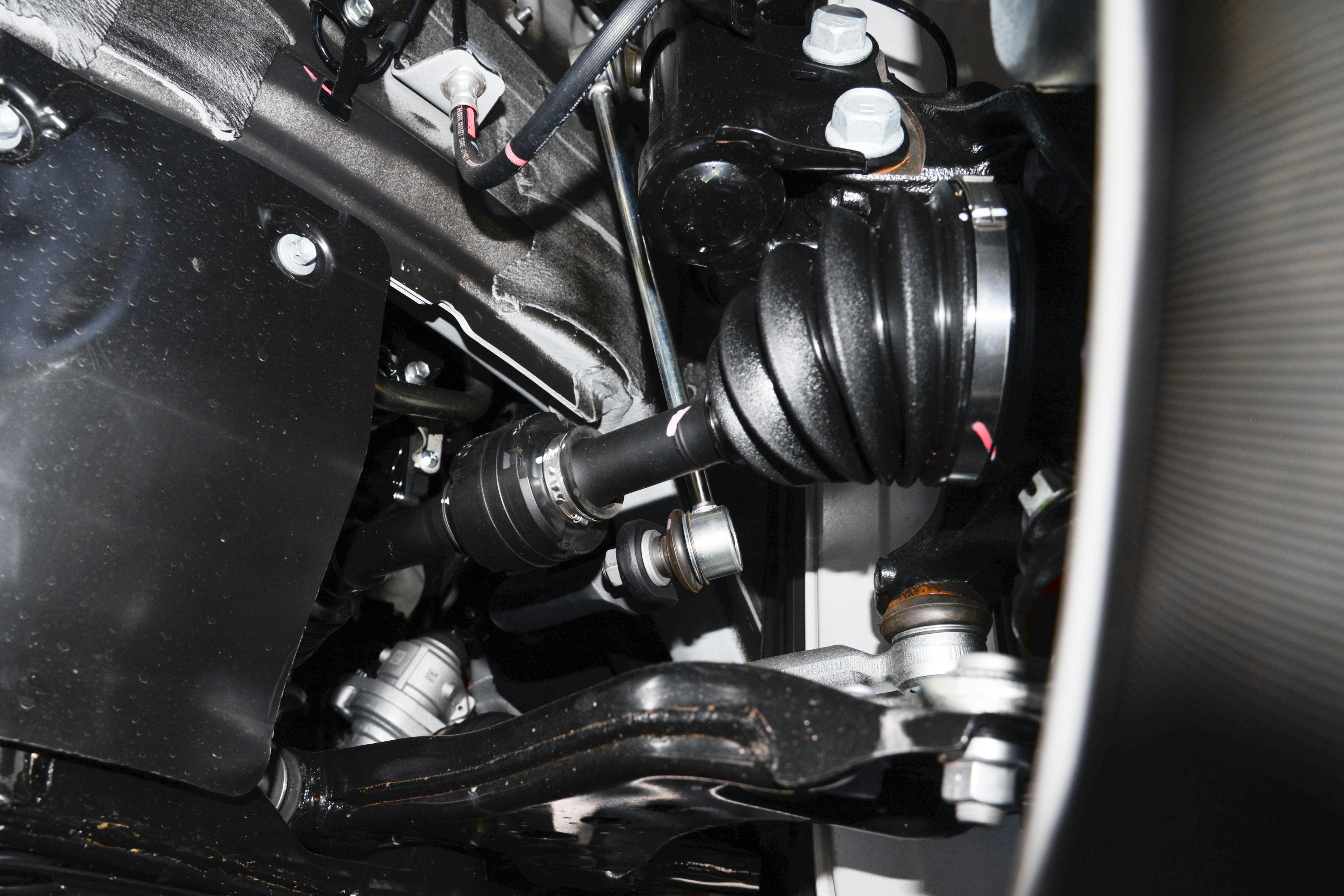 试驾丰田凯美瑞：配2.0L自吸发动机，NEDC综合油耗5.7L，值得入手