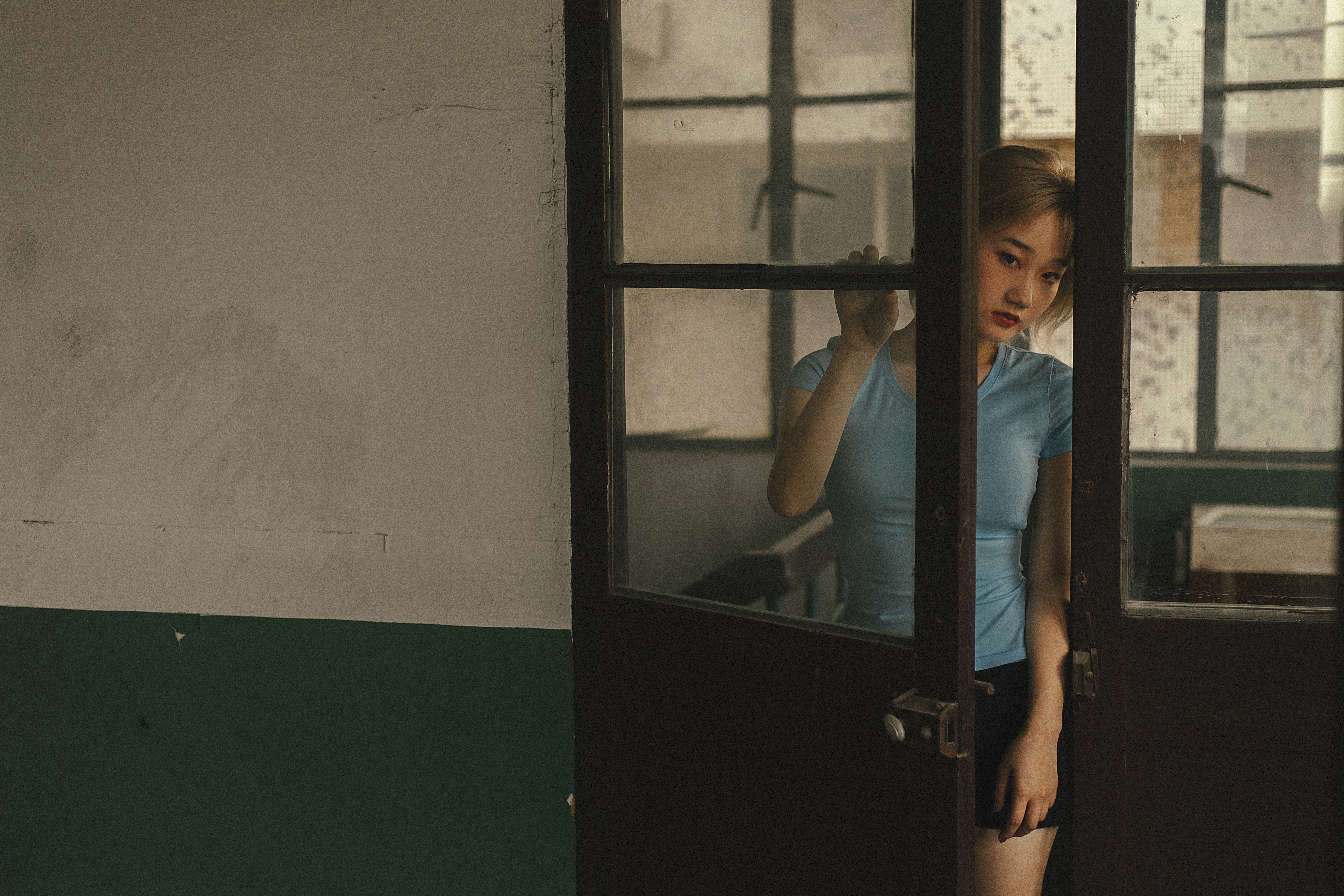 阳春三月鲜花绽放彰显春天的气息,春天里她笑靥如花