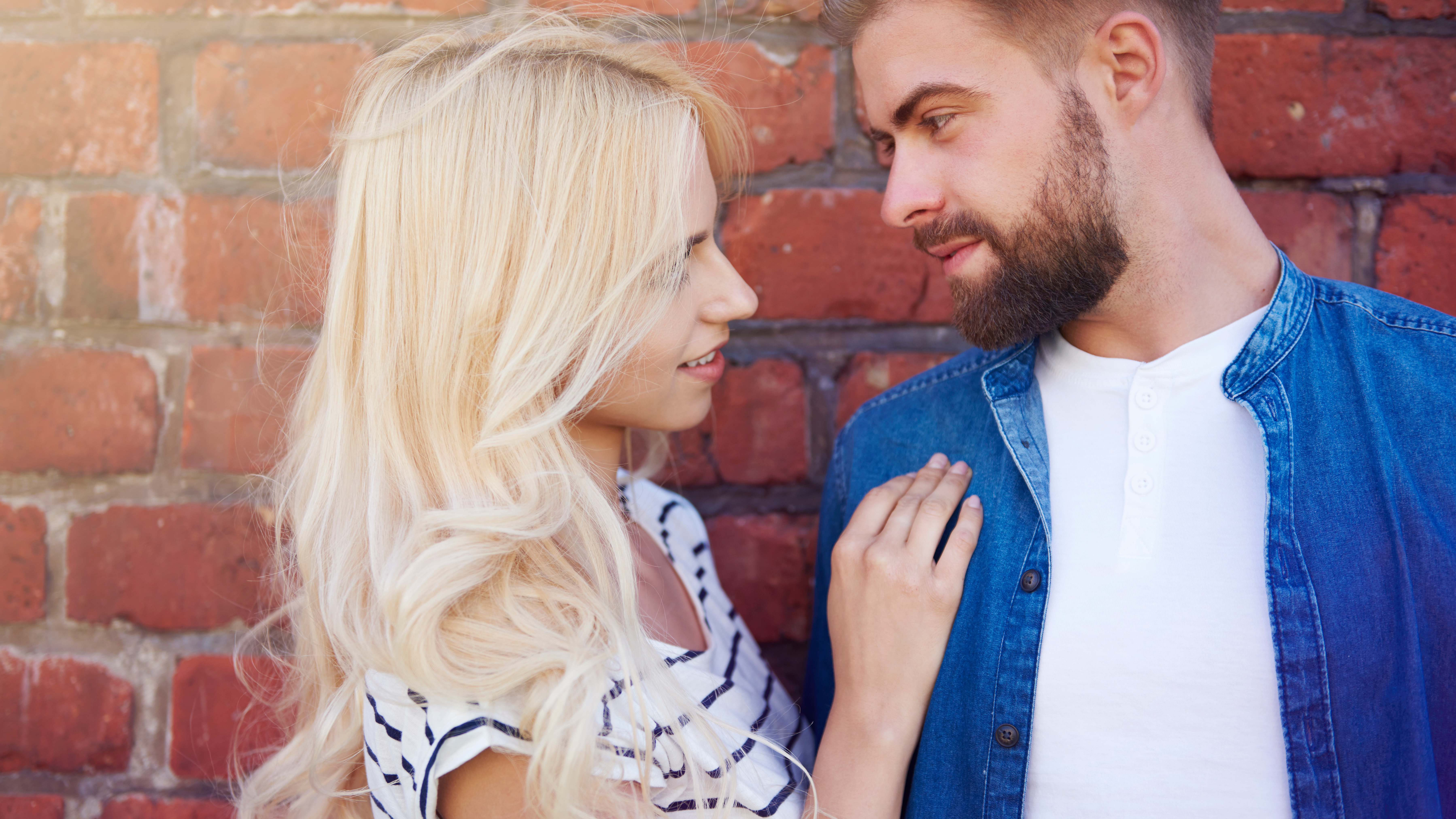 小说：小伙花五十元买的原石，不料美女同事说：两千，转卖给我