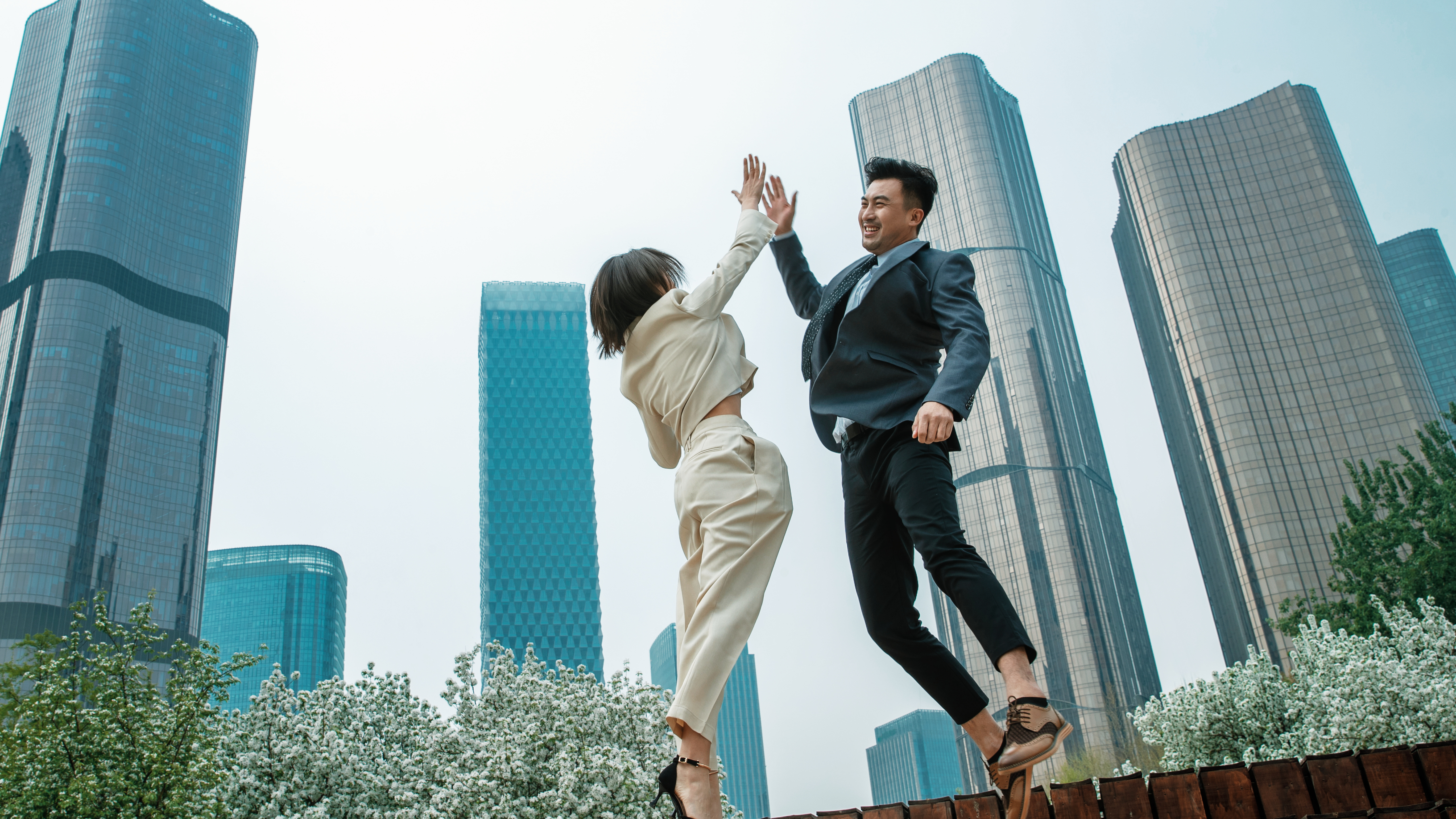 男子每天钉2000根板条挣学费，只为圆一个大学梦