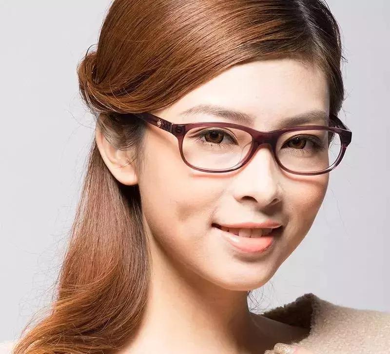 透明镜框适合脸黑,皮肤暗沉如何挑选镜框