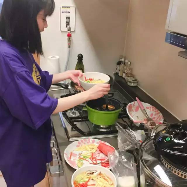 iu悼念雪莉的图片,iu得知雪莉去世崩溃大哭