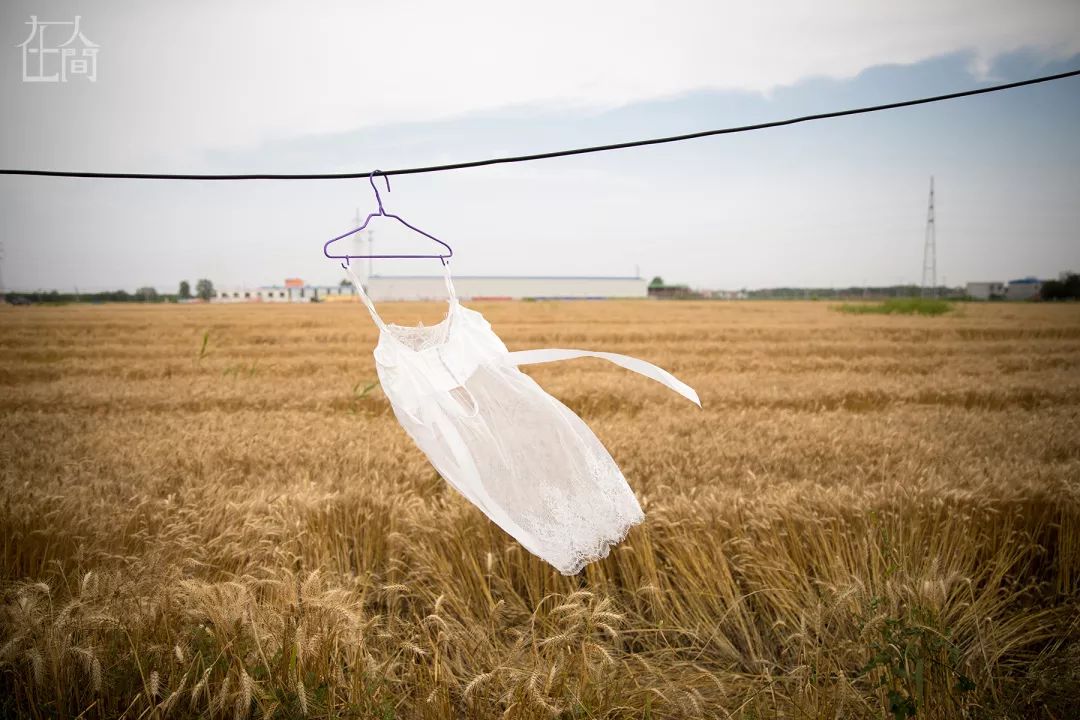 在人间丨情趣内衣小镇的乡村女工，每天往返于工厂与田地之间