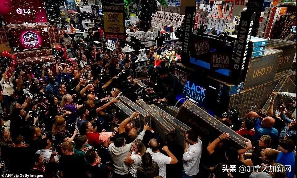 黑五狂抢开始!机场outlet堵爆温哥华华人凌晨排队全买疯了