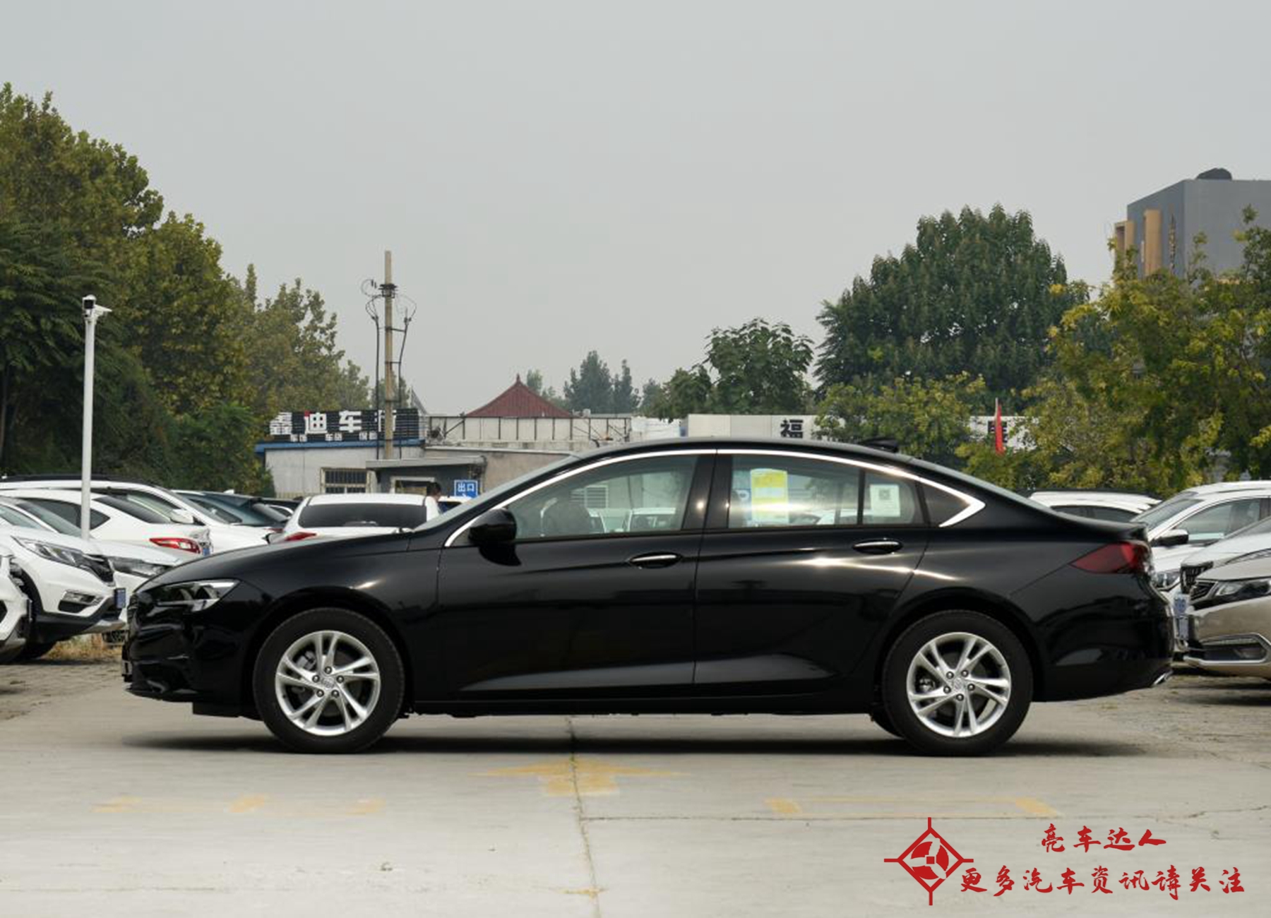 低配君威落地多少钱,低配君威和迈腾