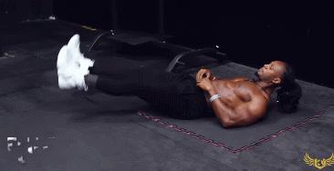 肌肉猛男展示腹肌胸肌,肌肉男八块腹肌和强壮的胸肌