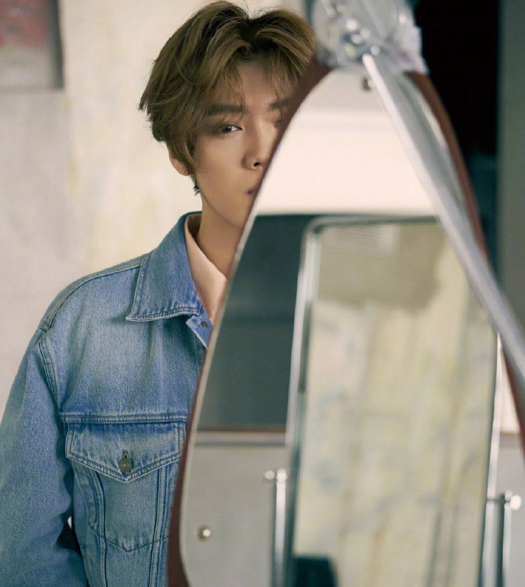 牛仔单品果真减龄，鹿晗牛仔外套搭条纹长裤，宛若少年模样