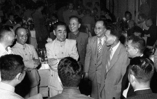 记者提问：老蒋回大陆，能担任什么职位？总理微微一笑说了五个字