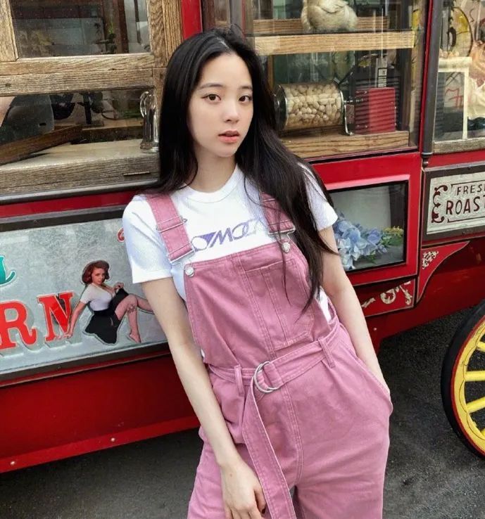 微胖女背带裤搭法,160120斤微胖女生穿搭粉色背带裤