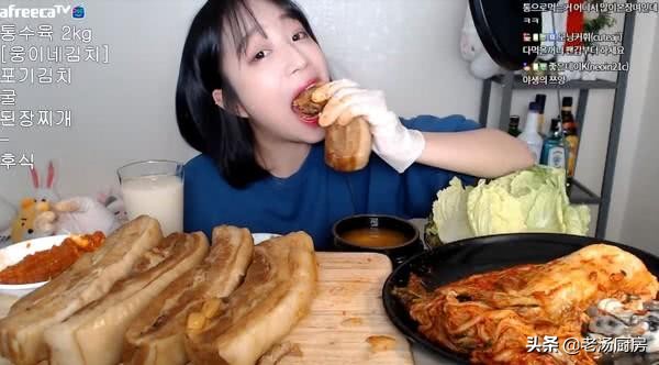 韩版“千千”1米4的萝莉身高，却狂嗑9只40cm大虾加泡面！