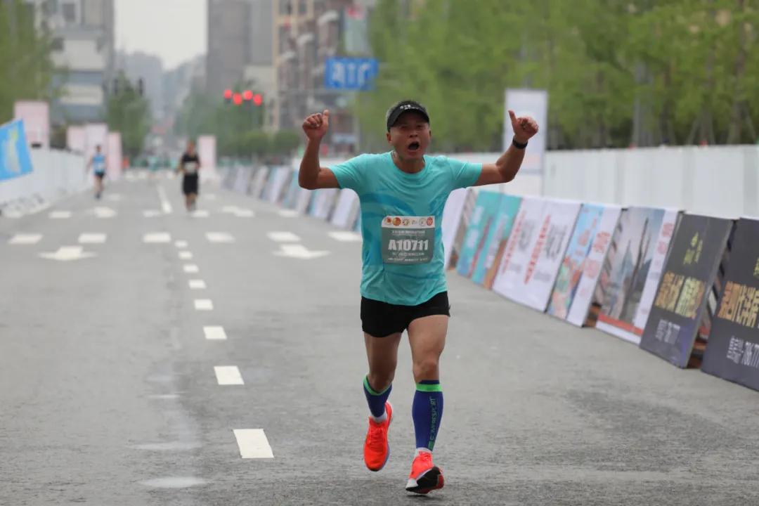 56岁老人跑步10年战胜癌症,他靠跑步走出人生低谷