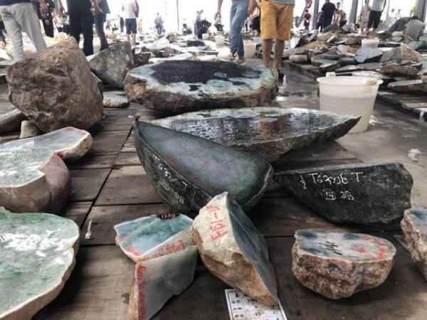 翡翠原石真的值钱吗,翡翠原石和普通石头区别