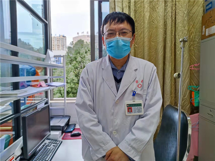 贵州护士“魔性”指导患者做肺功能检查，可爱又敬业