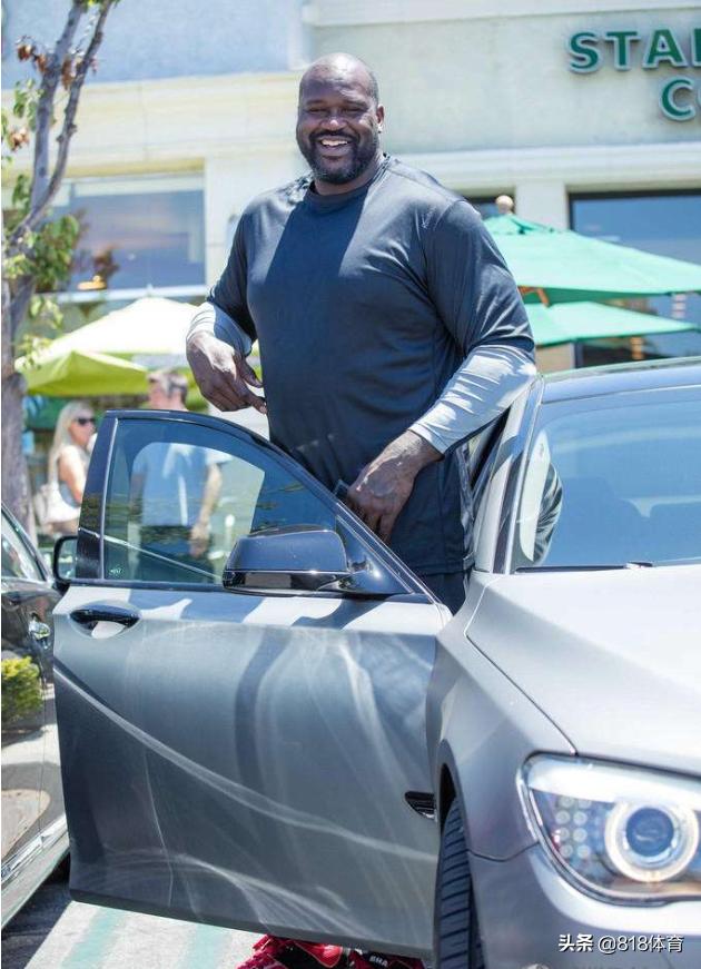 有钱真好！奥尼尔晒新买道奇战马地狱猫跑车，一猫腰上车扬长而去