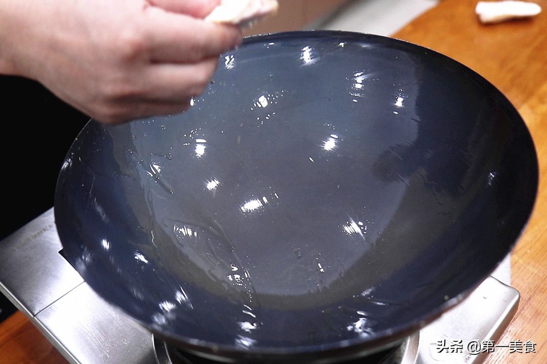 新铁锅怎么用不黑锅,新铁锅有什么办法不生锈不黑锅