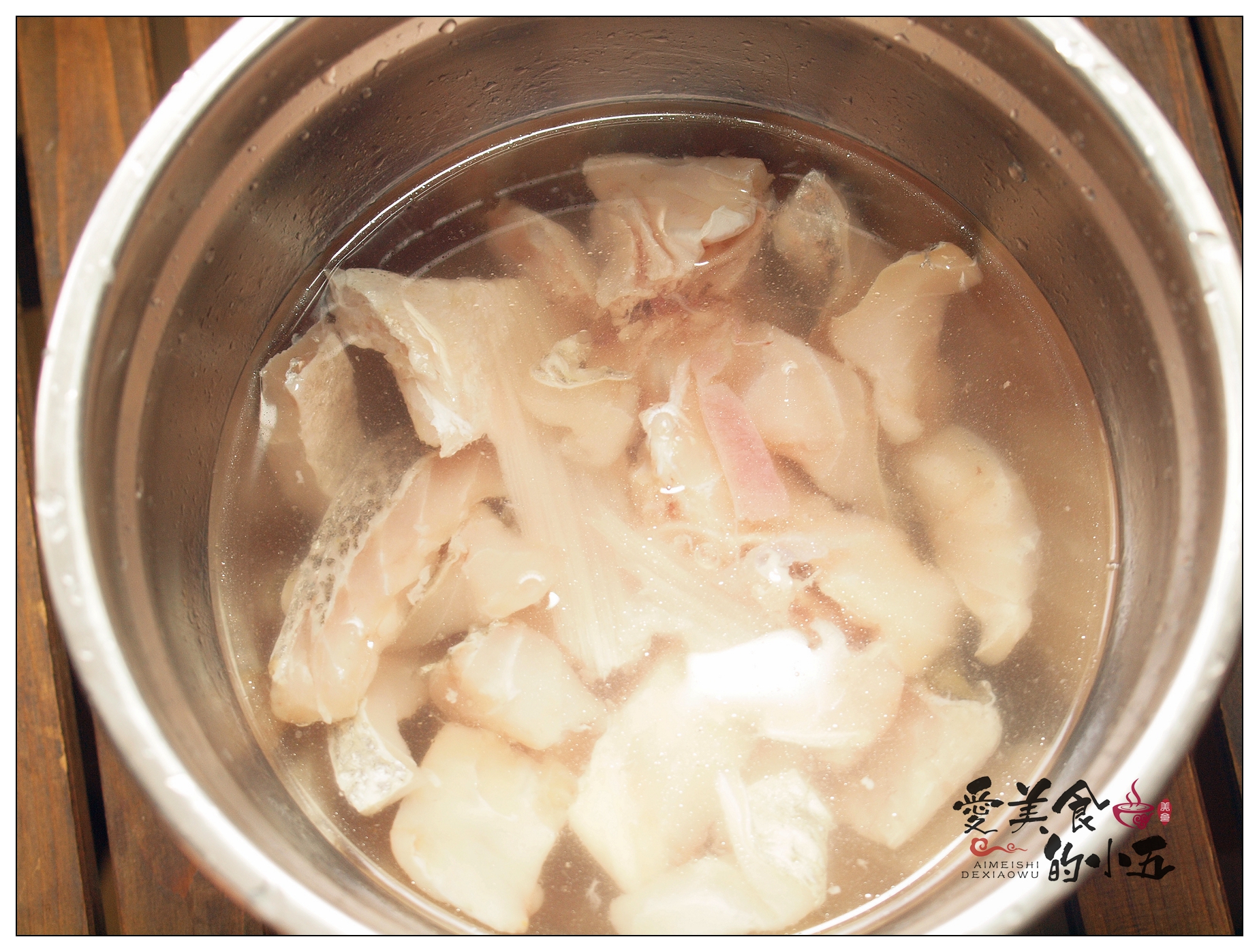 牛骨鲈鱼粥,煎鲈鱼成汤