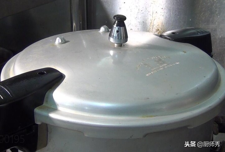 黄焖鸡最好吃的做法小视频,黄焖鸡的家常做法肉嫩汤浓