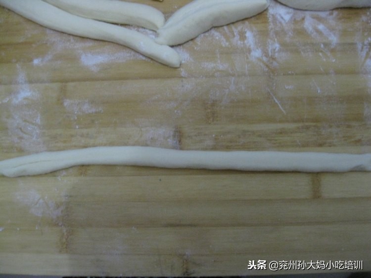 自家炸油条面的做法,家庭自制老面发面油条的做法