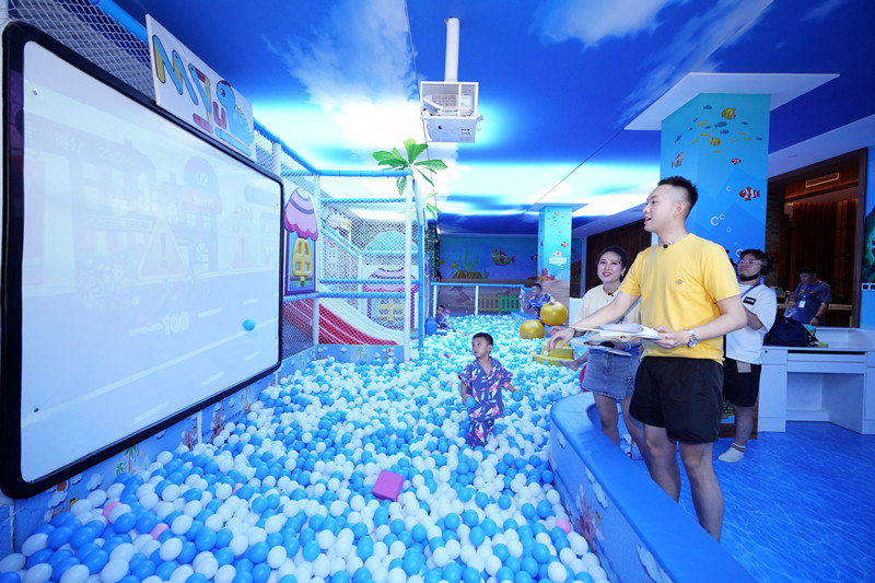 萌娃温泉玩水,灞业3000米温泉带娃攻略