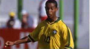 世界足坛第一人小罗,小罗从球王变囚王