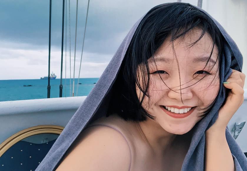 圆脸2022年减龄气质卷发发型中分,大气脸型适合中分发型