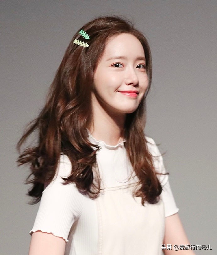 韩国美女林允儿礼服高清,林允儿身着白t恤