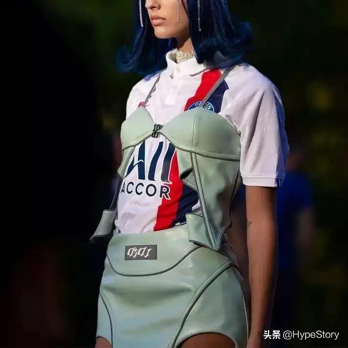 伦敦时装周惊艳全场，谁还敢说球衣不时髦？