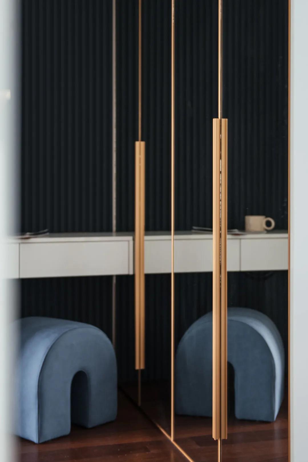 95后小姐姐温暖三居，家里电视背景和餐桌竟然都是悬浮的