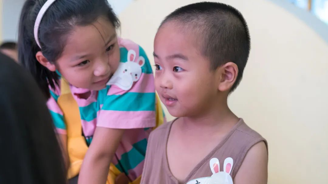 七色花绘本故事带图简短,彩虹色的花绘本故事告诉我们