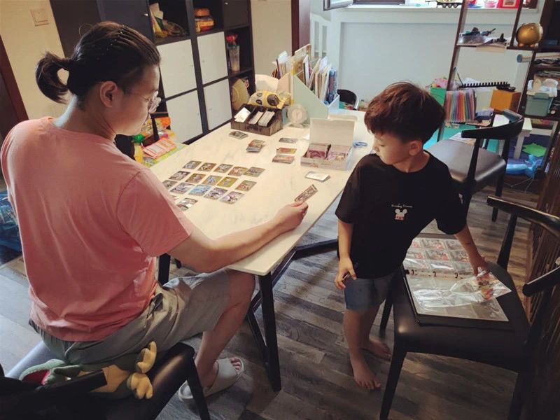 奥特曼卡片是雷霆还是黑钻版,奥特曼卡片到底要不要买呢